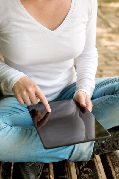 Женщина держит цифровой планшетный компьютер

