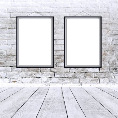 siyah çerçeve içinde iki boş dikey resmi posteri