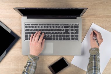 kağıt üzerinde programcı yazılı notları