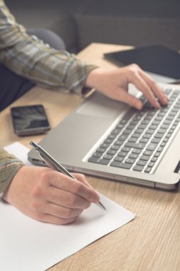 kağıt üzerinde programcı yazılı notları