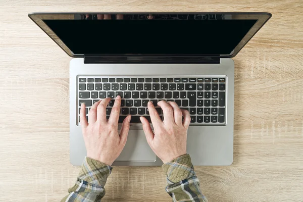 Kvinnliga händer att skriva laptop tangentbord, ovanifrån — Stockfoto