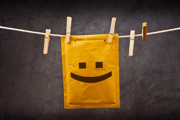 Emoticon rosto feliz no Envelope mail — Fotografia de Stock