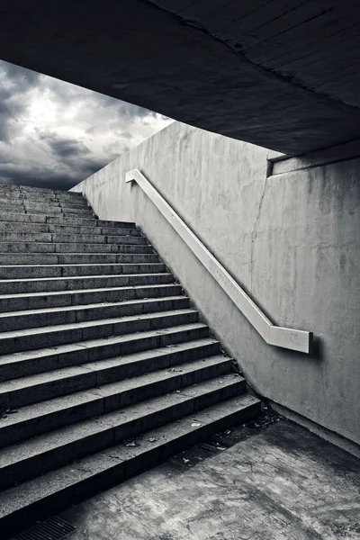 Escalier urbain dans le passage souterrain — Photo