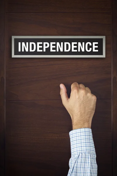 Hand is knocking on Independence door — Stock Photo, Image