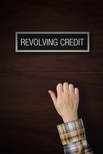 Hand klopft an rotierende Kredittür — Stockfoto