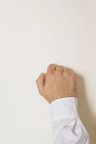 La mano bussa alla porta. — Foto Stock