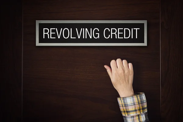 Hand klopft an rotierende Kredittür — Stockfoto