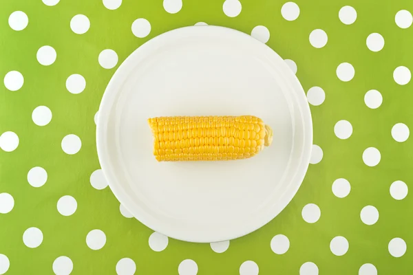 Maíz cocido mazorca de maíz medio en un plato — Foto de Stock