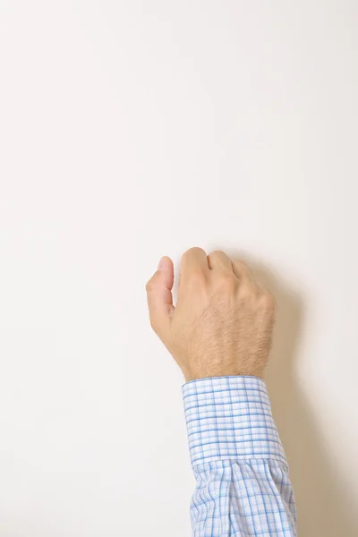 La mano bussa alla porta. — Foto Stock