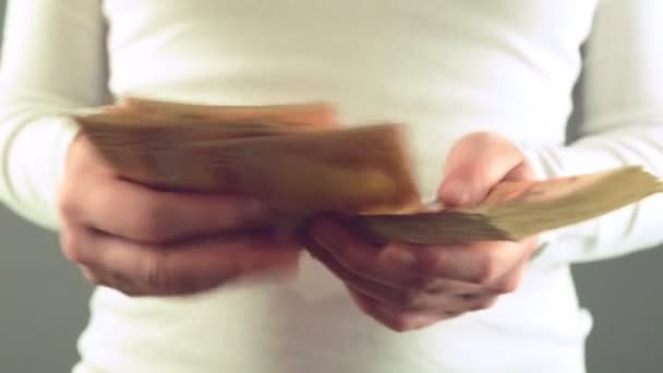 Η γυναίκα μετράει πενήντα τραπεζογραμματίων ευρώ. έννοια των μισθών και των εσωτερικών οικονομικών — Αρχείο Βίντεο