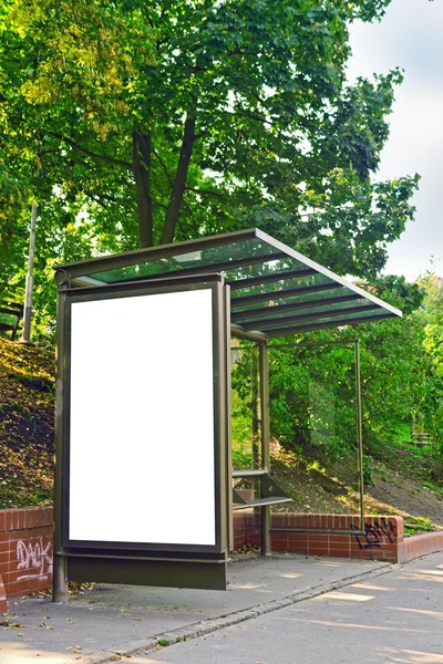 Abrigo de ônibus vazio com cartaz em branco como espaço de cópia — Fotografia de Stock