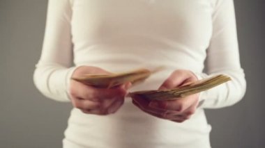 kadın 50 euro banknot sayma. maaş ve ev maliyesi kavramı