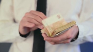 50 euro banknot para sayma bir iş adamı. maaş ve mali kavramı