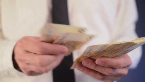 Podnikatel počítat 50 euro bankovky peníze. koncepce plat a finance — Stock video