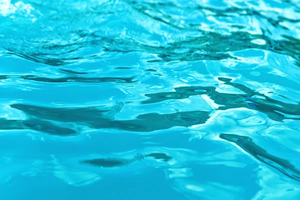 Helder blauw water als backgrund — Stockfoto