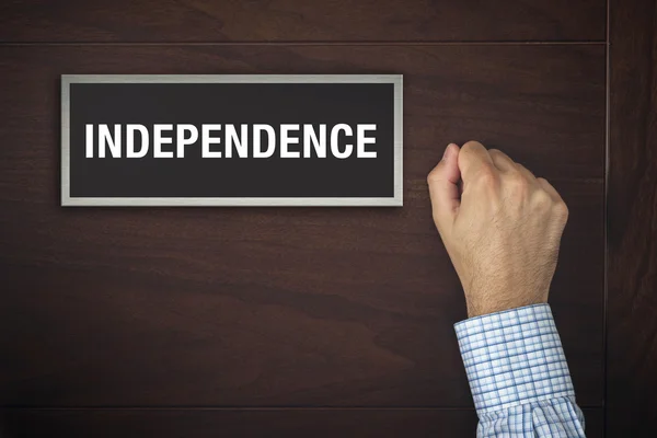 Hand is kloppen op de deur van de onafhankelijkheid — Stockfoto
