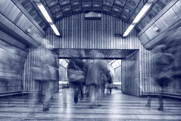 Mensen bij metrostation — Stockfoto