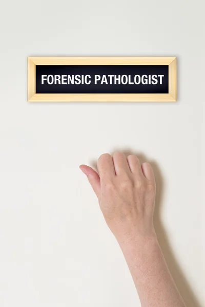 La mano femminile sta bussando alla porta del patologo forense — Foto Stock