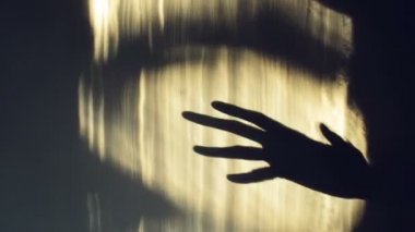 Sürünüyor duvarda ürkütücü el gölge