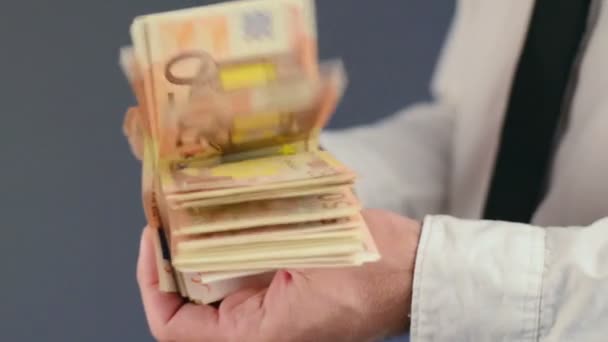 Biznesmen licząc 50 euro banknoty pieniądze. — Wideo stockowe