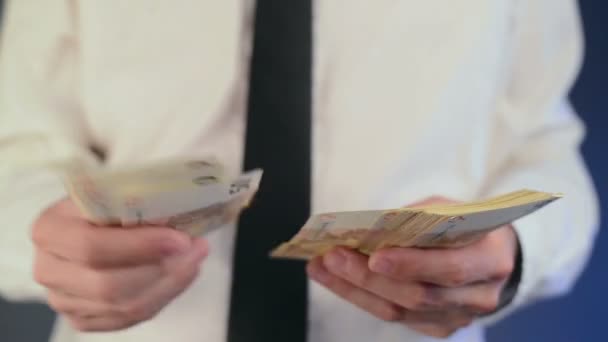 Biznesmen licząc 50 euro banknoty pieniądze. — Wideo stockowe