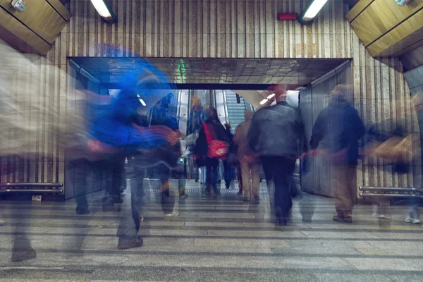 Människor på subway station — Stockfoto