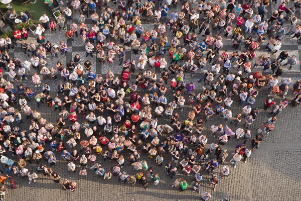 Туристи на Староміській площі Праги — стокове фото