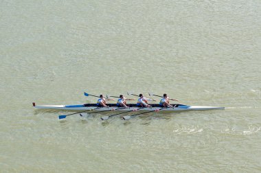 Dört adam Tuna Nehri üzerinde kürek