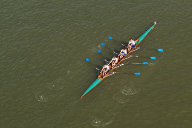 Dört adam Tuna Nehri üzerinde kürek