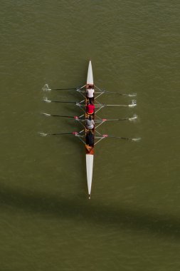 Dört adam Tuna Nehri üzerinde kürek