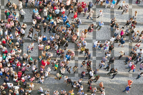 游客在布拉格老城广场 — 图库照片