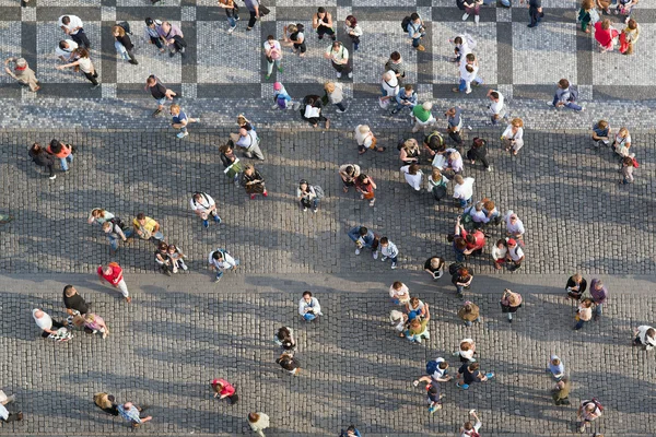 Turistas na Praça da Cidade Velha de Praga — Fotografia de Stock