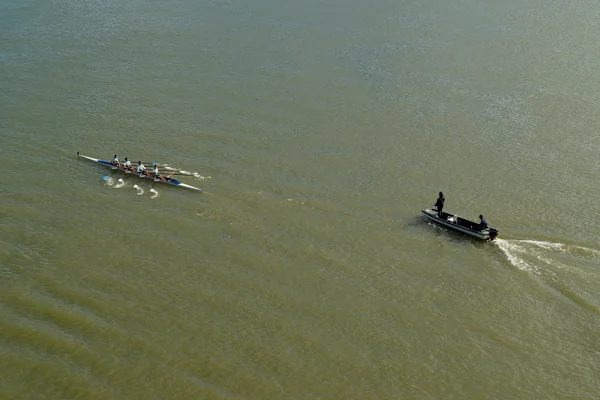 Dört adam Tuna Nehri üzerinde kürek — Stok fotoğraf