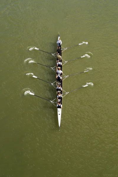 Sekiz adam Tuna Nehri üzerinde kürek