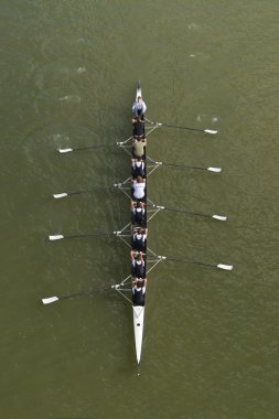 Sekiz adam Tuna Nehri üzerinde kürek