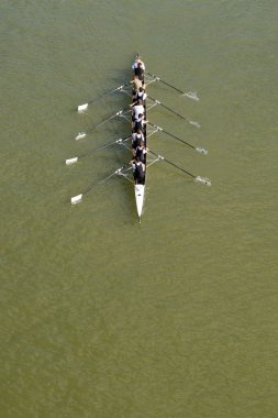Sekiz adam Tuna Nehri üzerinde kürek