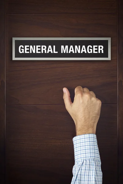 Empresário está batendo na porta do gerente geral — Fotografia de Stock