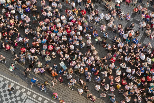 Turistas en Praga Plaza de la Ciudad Vieja — Foto de Stock