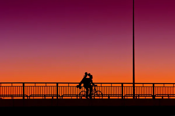 Homem andar de bicicleta sobre a ponte — Fotografia de Stock