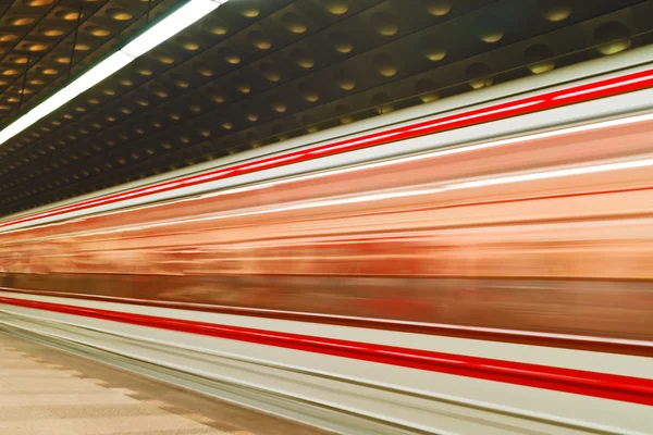 Tren subterráneo en movimiento —  Fotos de Stock