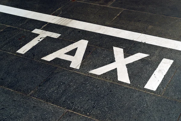 Taxi Stand signe sur la route — Photo