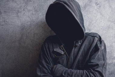Kukuleta ile yüzü tanınmaz adam