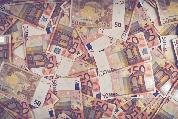 Pile de cinquante billets en euros — Photo