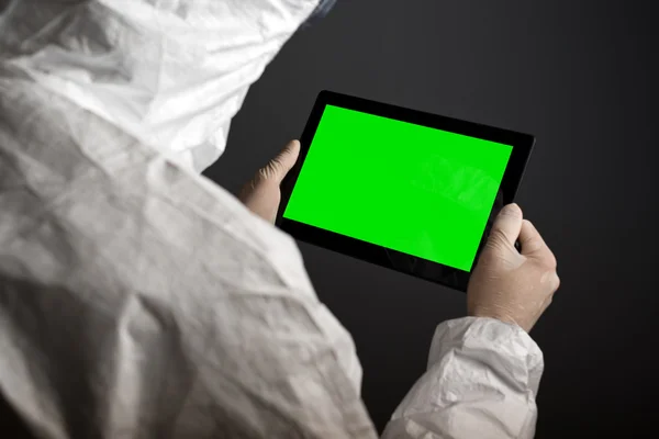 Químico segurando tablet digital — Fotografia de Stock