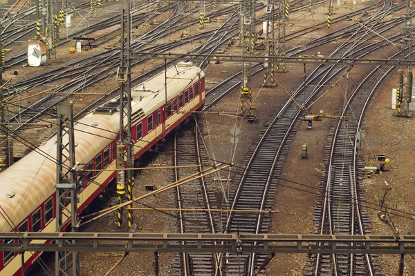 Tåget anländer till stationen — Stockfoto