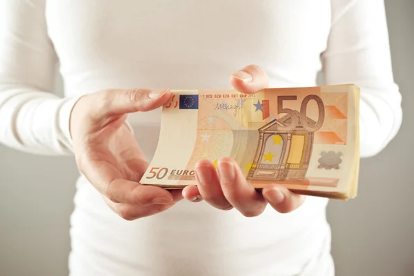 Ötven eurót verem tartó női — Stock Fotó