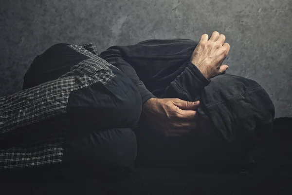 Toxicodependente deitado no chão em agonia — Fotografia de Stock