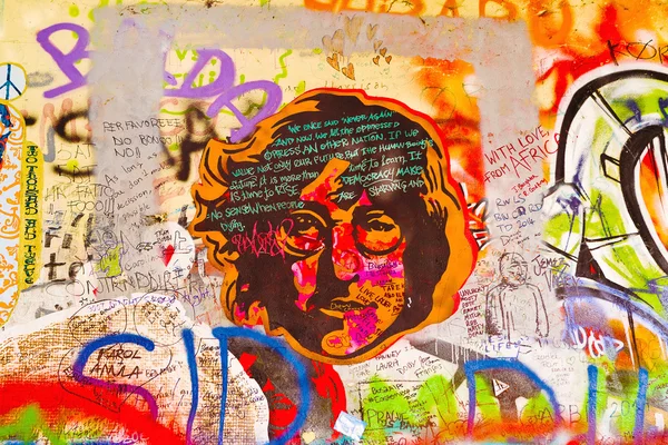 John Lennon Graffiti muur op eiland Kampa in Praag — Stockfoto