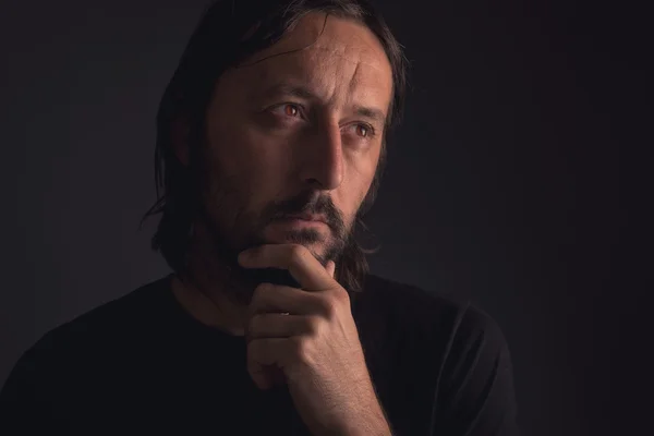 Hombre con barba pensando, retrato bajo llave — Foto de Stock