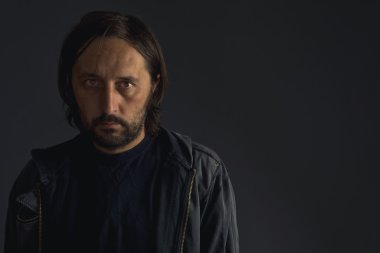 Sakallı adam düşük anahtar portre